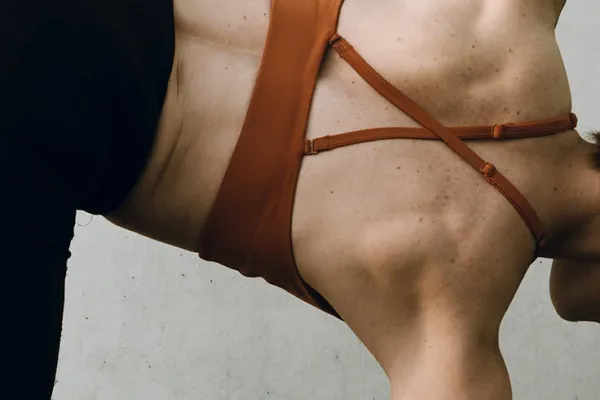 Mujer practicando yoga en interior